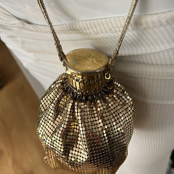 Whiting and Davis Gold Chain Mesh Link Expandable Top Pop Beggars Crossbody Bag - Picture 3 of 11